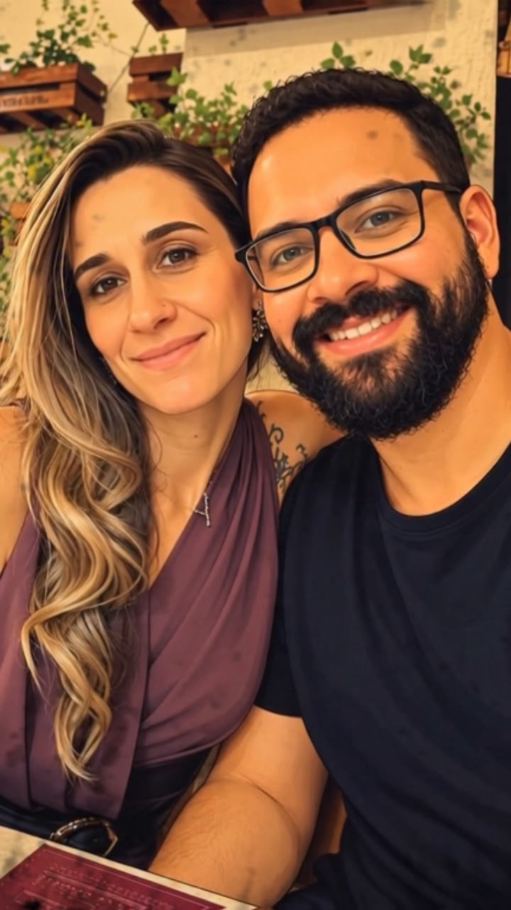 Prévia vertical do clipe feito com inteligência artificial: casal em jantar romântico à luz de velas